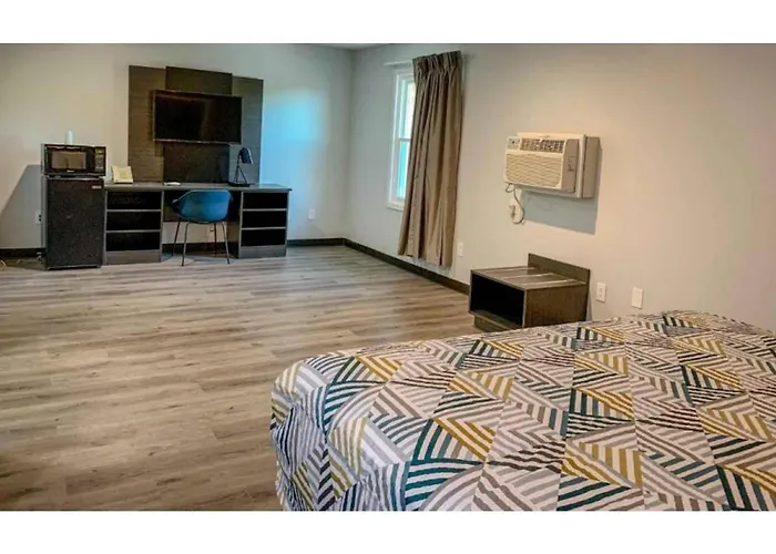 6 Rockford, Il 4* Rockford