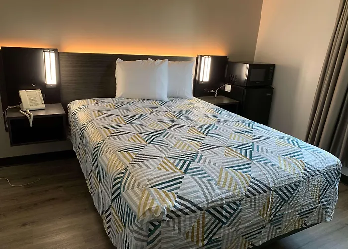 6 Rockford, Il Hotel 4*