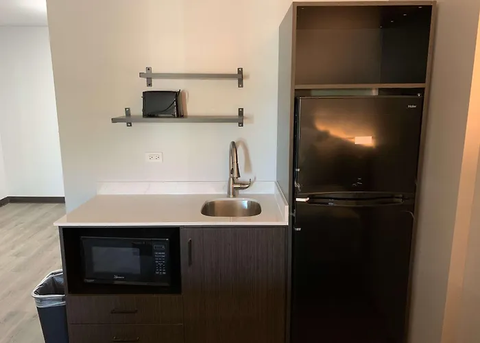 6 Rockford, Il 4* Rockford